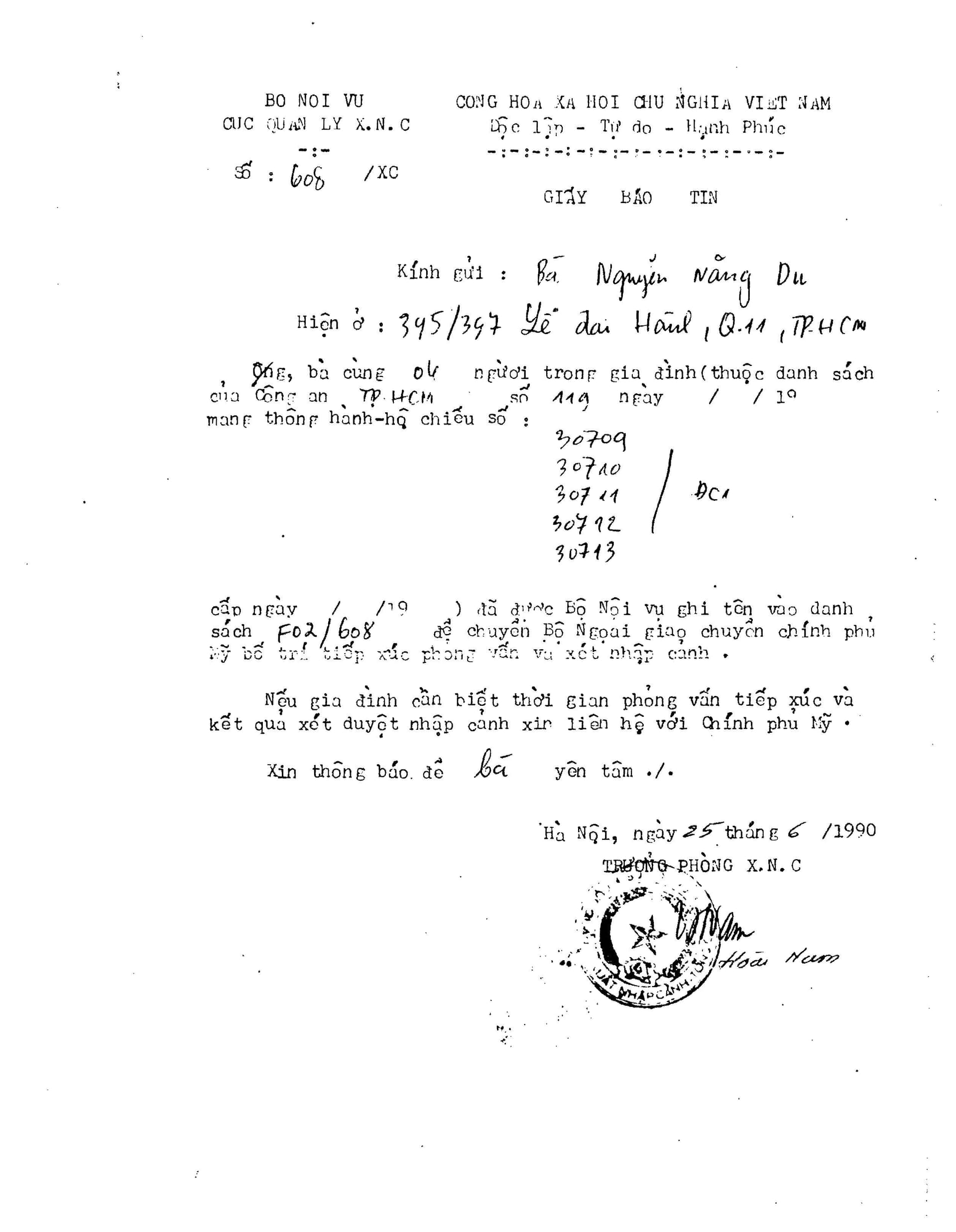 Official Vietnamese immigration acknowledgement document showing an entry stamp and administrative verification text.